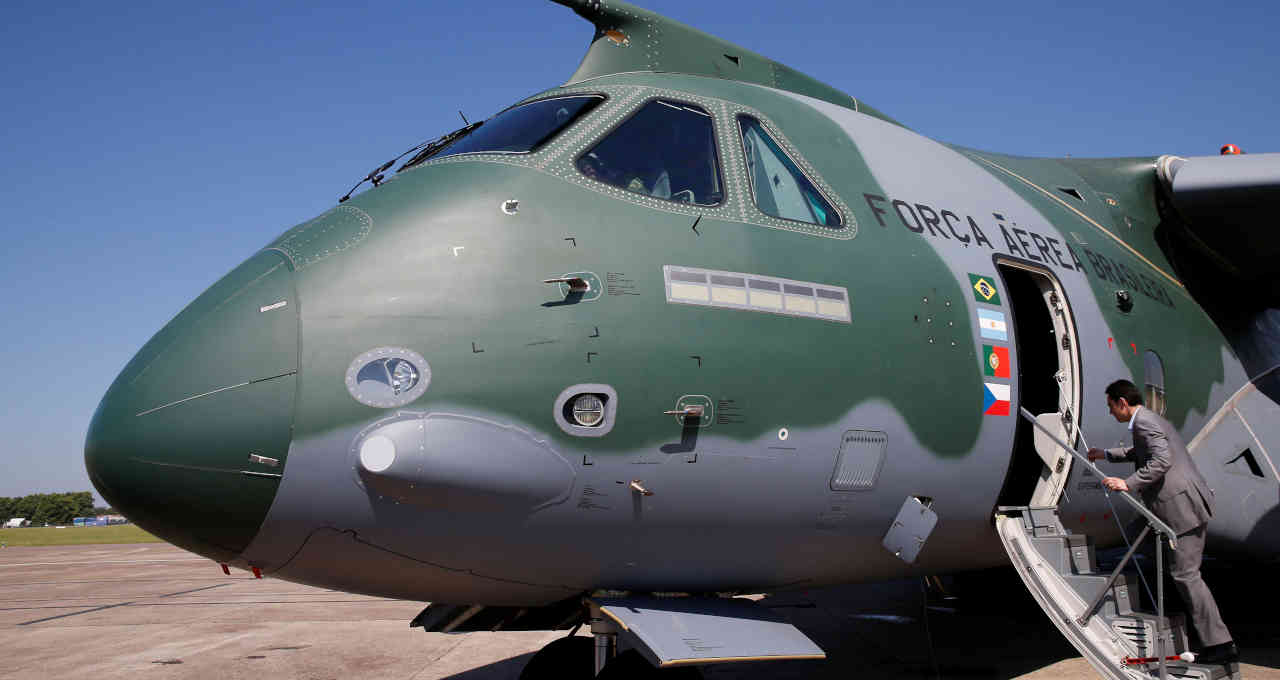 O KC-390 da Embraer pode ser trocado por sistema de defesa aérea da Índia