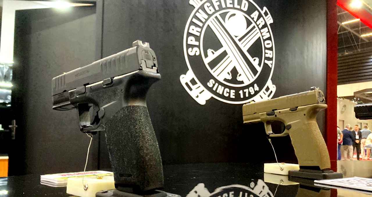 Duas pistolas Hellcat da americana Springfield. Elas virão ao Brasil no calibre .380