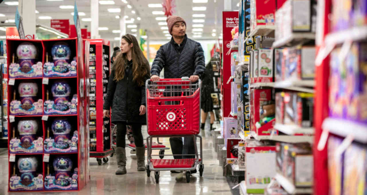 Consumidores realizam compras em loja de Chicago, nos EUA