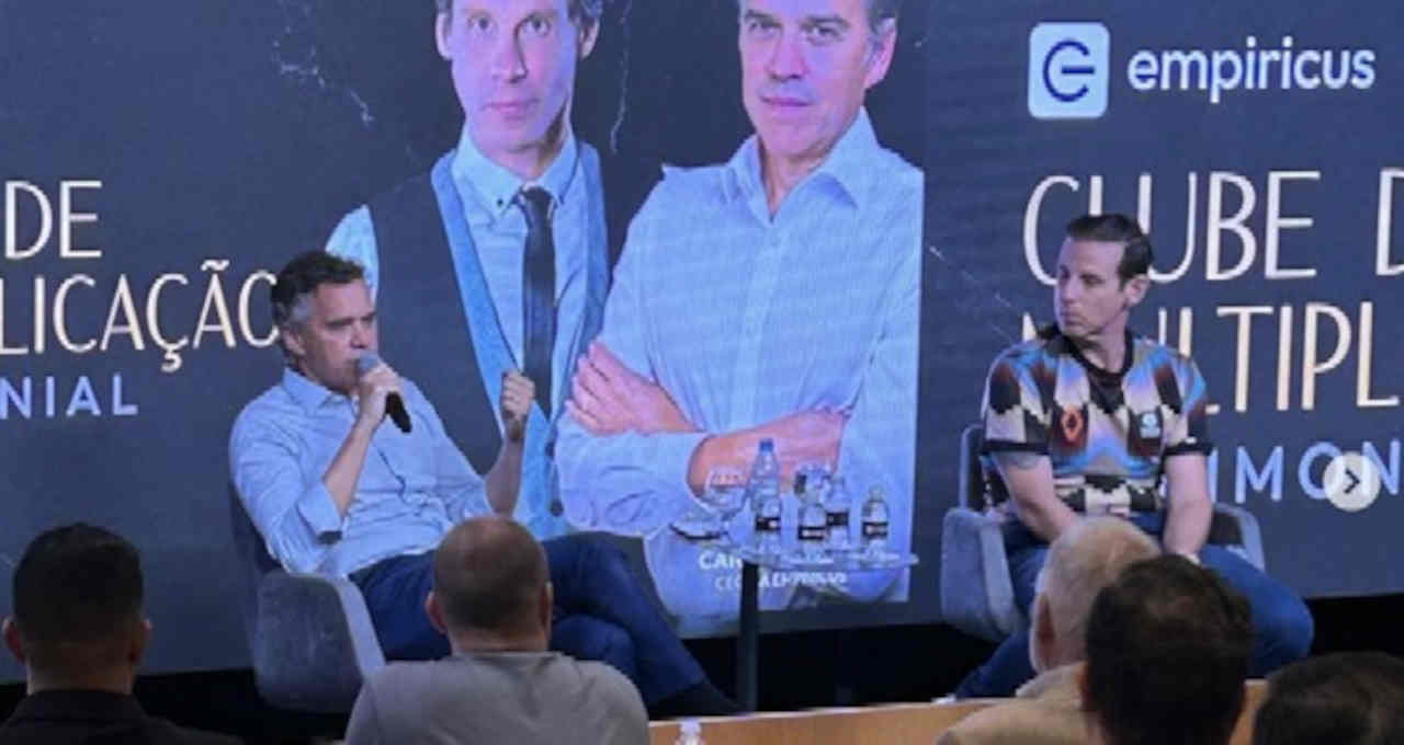 Caio Mesquita (Fundador e Co-CEO da Empiricus e Sócio do BTG Pactual) e Caito Maia (fundador da Chilli Beans), em evento do Clube de Multiplicação Patrimonial, no auditório do BTG Pactual, em São Paulo