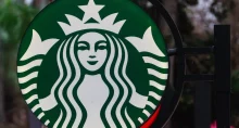 Greve de trabalhadores do Starbucks será ampliada para mais de 300 lojas nos EUA, diz sindicato