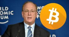 Larry Fink, CEO da BlackRock, ao lado de ícone de Bitcoin