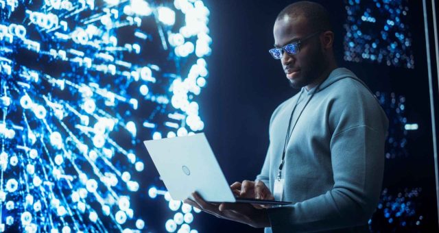 Retrato de um jovem negro trabalhando em um computador portátil saas