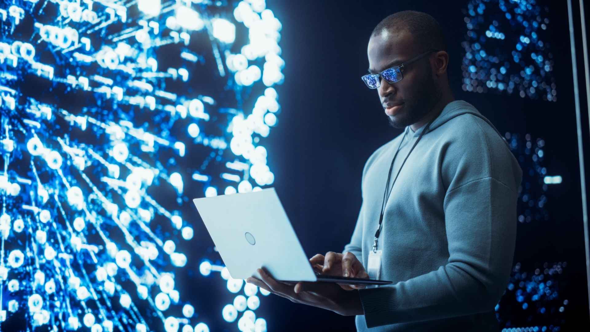 Retrato de um jovem negro trabalhando em um computador portátil saas