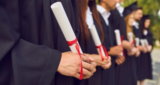 Estudo revela os 10 diplomas universitários mais valiosos – um deles permite salário de até seis dígitos