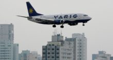 Um Boeing 737 da Varig se prepara para pousar no aeroporto de Congonhas, em São Paulo 27/07/2007 REUTERS/Rickey Rogers