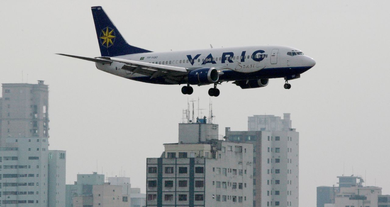 Um Boeing 737 da Varig se prepara para pousar no aeroporto de Congonhas, em São Paulo 27/07/2007 REUTERS/Rickey Rogers