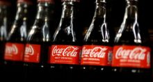 Garrafas de Coca-Cola em supermercado de Paris, na França 29/01/2025 REUTERS/Abdul Saboor