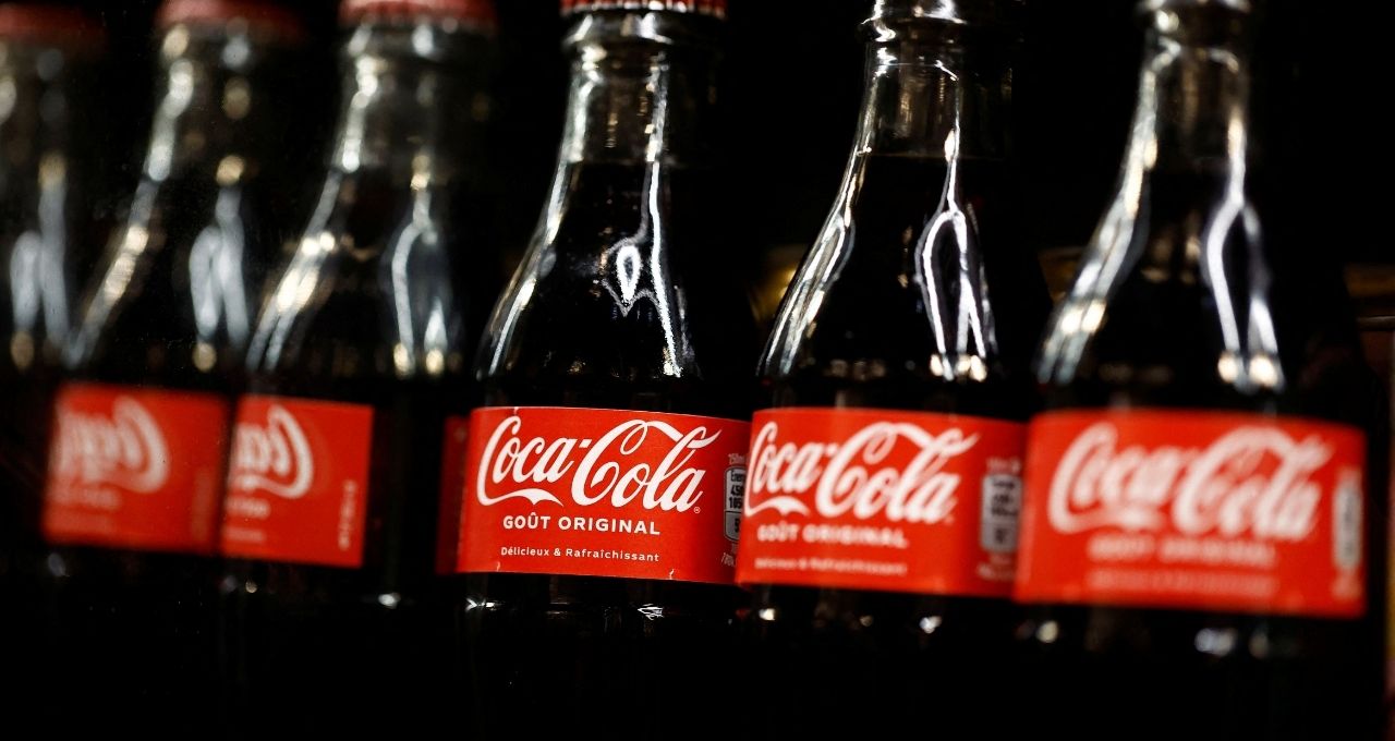 Garrafas de Coca-Cola em supermercado de Paris, na França 29/01/2025 REUTERS/Abdul Saboor